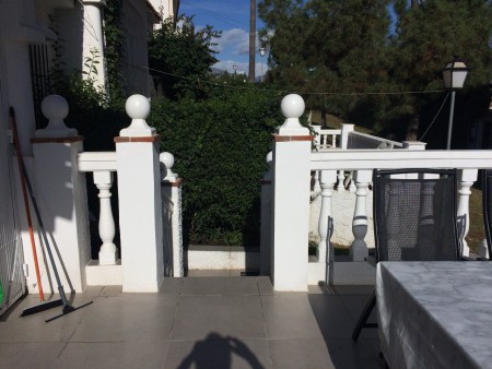 Trappa ner mot grill, Gästrum och förråd