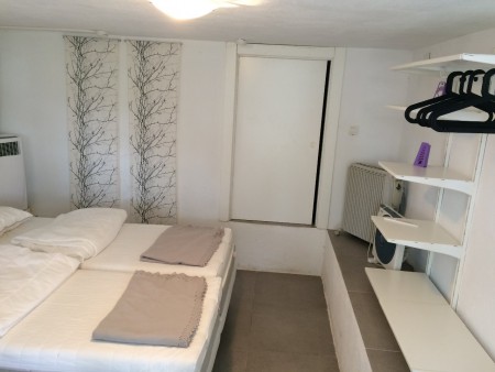 Gästrum med dörr till förråd